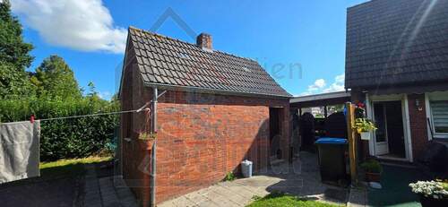 Nebengebäude & Durchgang Carport - 