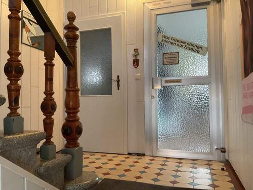 Treppenhaus EG Türen zu Wohnung und Salon - 