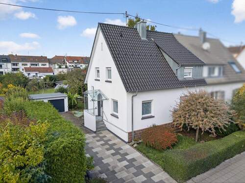 Hauseingang Schrägansicht - 5 Zimmer Mehrfamilienhaus, Wohnhaus in Karlsruhe