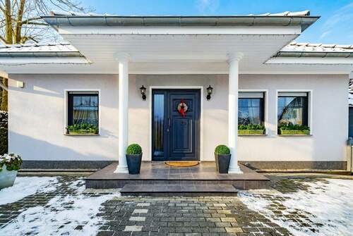 Hausansicht Himmel KI unterstützt - 4 Zimmer Bungalow zum Kaufen in Berlin - Kaulsdorf