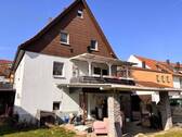 Ansicht vom Garten - + Einfamilienhaus (DH) mit sehr großem Garten - PKW-Stellplatz - überdachte Terrasse & Balkon +