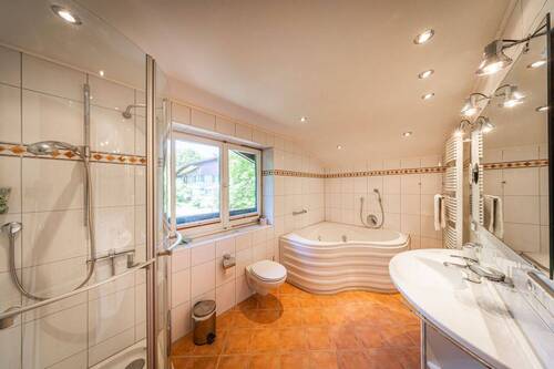 Bad mit Whirlpool-Badewanne und Dusche.jpg - 
