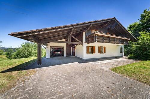Vorplatz, Hauseingang und Garage.jpg - 