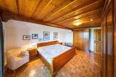 2. Schlafzimmer im Dachgeschoss (2).jpg - 5 Zimmer Einfamilienhaus in Missen-Wilhams