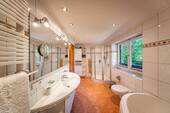 Bad mit Whirlpool-Badewanne und Dusche (2).jpg - 