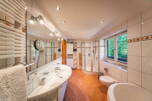Bad mit Whirlpool-Badewanne und Dusche (2).jpg - 