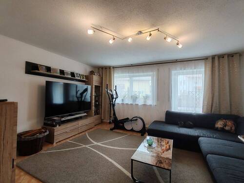 Wohnzimmer - 7 Zimmer Etagenwohnung zum Kaufen in Tacherting