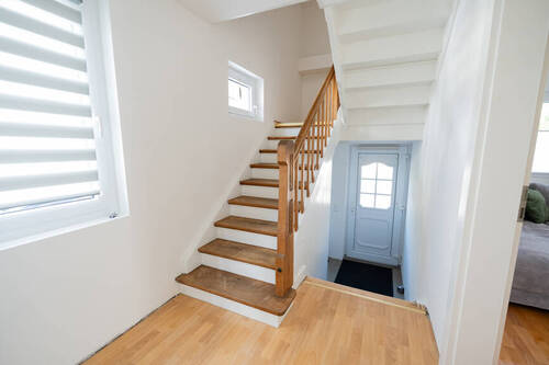 Flur mit Echtholztreppe - 