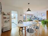 Heller Essbereich mit Blick zur Küche und den Wohnbereich - 3 Zimmer Etagenwohnung in Wendlingen am Neckar