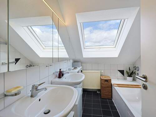 Helles Tageslichtbad mit Badewanne und Dusche - 