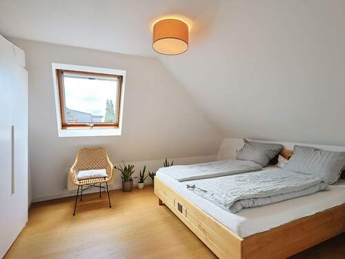 Geräumiges Schlafzimmer mit ausreichend Platz - 
