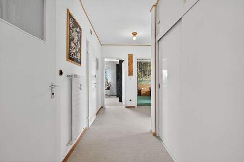 Perspektive entlang des Flures von vorne nach hinten - 