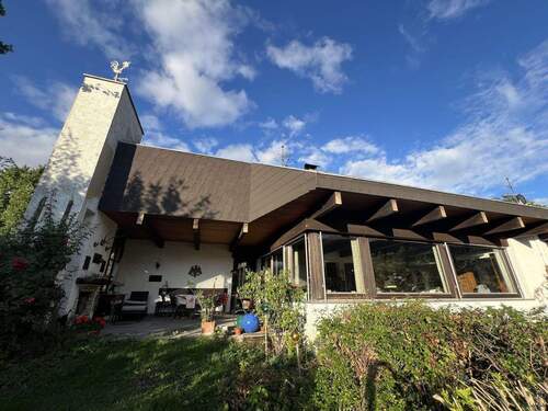 Hausansicht von unten - Stadtnahes Landhaus in Traumlage