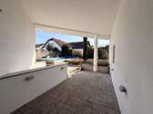 Überdachte Terrasse mit Gartenblick - 