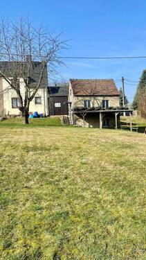 Gartenansicht mit Wohnhaus und Nebengelass - 