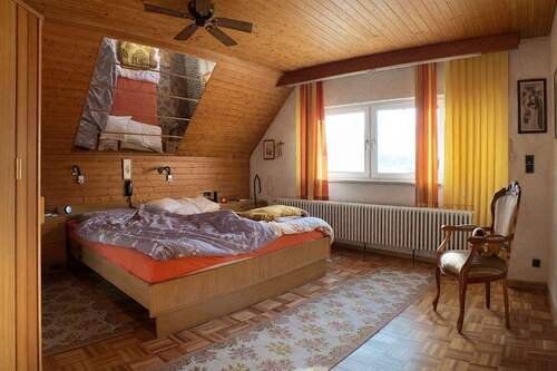 großes Schlafzimmer im OG mit Zugang zu einem Balkon - 