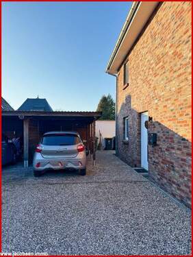Eingangsbereich mit Carport - 