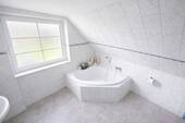 Badezimmer im Dachgeschoss - 