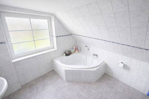 Badezimmer im Dachgeschoss - 