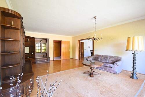 Wohnzimmer im Erdgeschoss - Einfamilienhaus mit 250,80 m² in Limburgerhof zum Kaufen