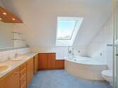 Schönes, helles Bad mit Dusche und Eckbadewanne - 