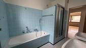 Bad mit Wanne und Dusche - 