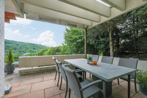 Überdachte Terrasse mit Ausblick - Stadt aus, Wald an - Wohnen am Waldrand mit Weitblick