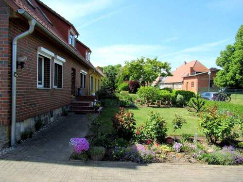 Vorgarten. - Unabhängig von Öl und Gas - Haus nahe Plauer See - sehr großes teilbares Süd-Grundstück-Sofortbezug