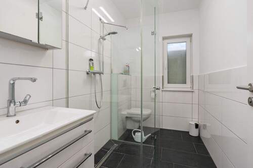 Obergeschosswohnung: Tageslichtbad mit Dusche 4,66m² - 