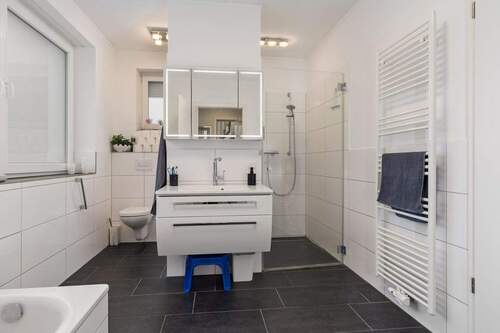 Erdgeschosswohnung: Tageslichtbad 11,89m² - 