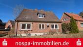Außenansicht von vorne - In zentraler und ruhiger Lage befindet sich dieses modernisierungsbedürftige Einfamilienhaus!