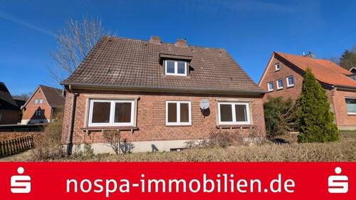 Außenansicht von vorne - In zentraler und ruhiger Lage befindet sich dieses modernisierungsbedürftige Einfamilienhaus!
