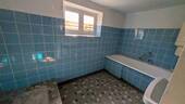 Badezimmer mit Badewanne im Keller - 
