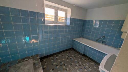 Badezimmer mit Badewanne im Keller - 