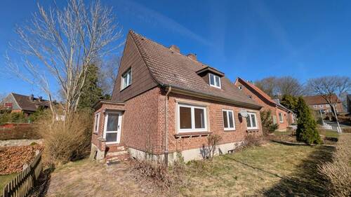 Seiteneingang - Einfamilienhaus mit 127,00 m&sup2; in Schleswig zum Kaufen