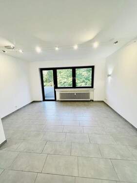 Wohn- und Esszimmer - Stilvolle 2-Zimmer-Eigentumswohnung mit KFZ-Stellplatz im begehrten Saarbrücker Stadtteil Rotenbühl