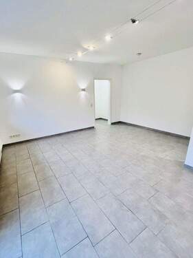 Wohn- und Esszimmer - 2 Zimmer Etagenwohnung zum Kaufen in Saarbrücken