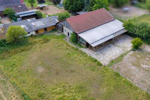 Offenstall mit Paddock und Weide - 