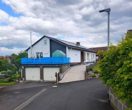 Ansicht Haus & neu gestaltete Auffahrt - Traum für Familien oder Anleger - Großzügig, modernisiert & sofort bezugsbereit