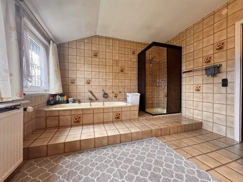 Dachgeschoss- Badezimmer… - 