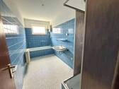 Bad mit Dusche und Wanne - 