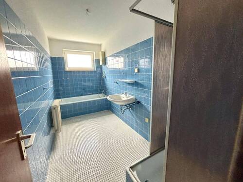 Bad mit Dusche und Wanne - 