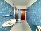 Bad mit Dusche und Wanne - 