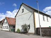 Gesamtansicht von Haus und Nebengebäude (PV-Anlage auf der Dachfläche des Nebengebäudes) - 