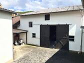 ehemalige Scheune mit Stallung und Schiebetor (Durchfahrtshöhe- und Breite ca. 3,90m) - 