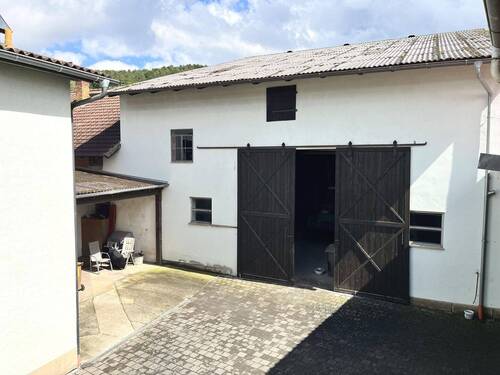 ehemalige Scheune mit Stallung und Schiebetor (Durchfahrtshöhe- und Breite ca. 3,90m) - 