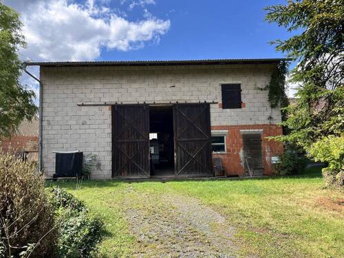 Ostansicht des Nebengebäudes mit Schiebetoranlage und Durchfahrtsmöglichkeit - 