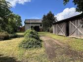 große, ebene Grünfläche auf der Ostseite mit Holzlege (weitere Zufahrtsmöglichkeit) - 