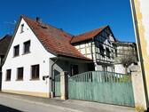 Charmantes Anwesen im Dorfkern... die Südwestansicht mit markantem Zwerchhausgiebel - *PREISREDUZIERUNG* Charmanter Landsitz mit Nebengebäuden auf 2750m² großem Grund - perfekt für Familien, Tierhalter, Handwerk