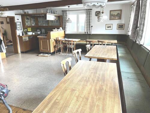das Zentrum des Hauses... die ehemalige Gaststube mit Theke und Kachelofen - 